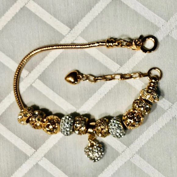 GOLD TONE CHARM BRACELET WITH 11 CHARMS 7.5 inches with a 2 inch extension chain - Picture 3 of 4